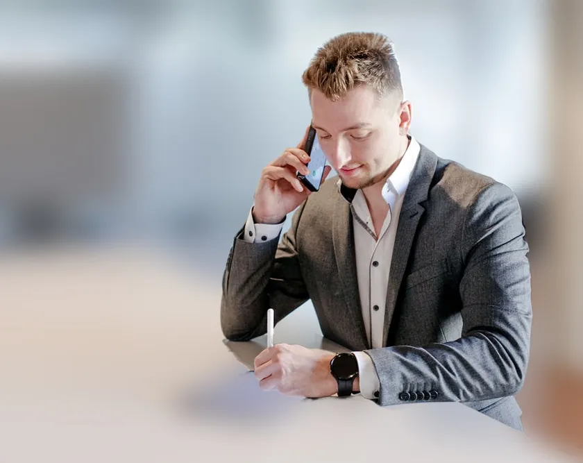 Alexander Häffner am Telefon, mit Stift und Notizen